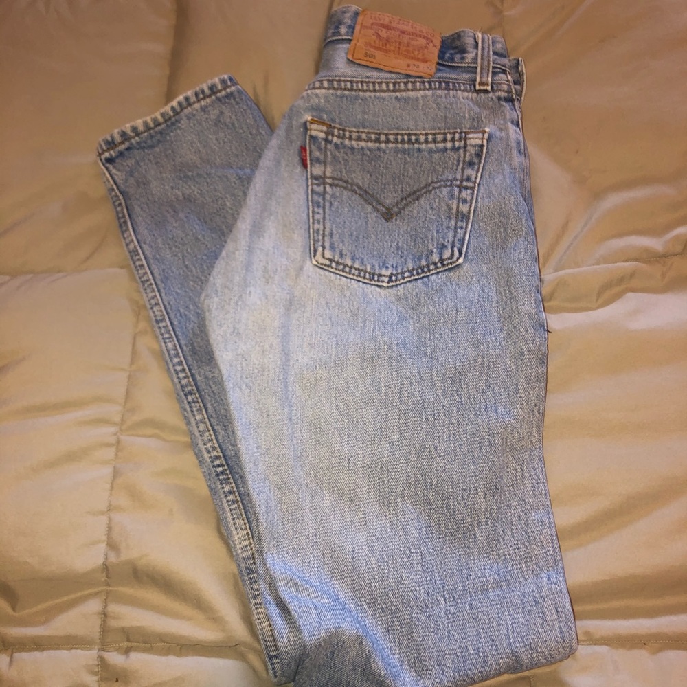 Light wash Levi’s mom jeans